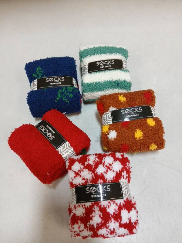 lot 19264 image: Fuzzy Socks 5 Pairs