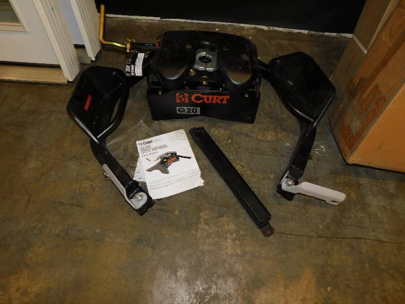lot 2388 image: Curt Q20 5th Wheel Kit