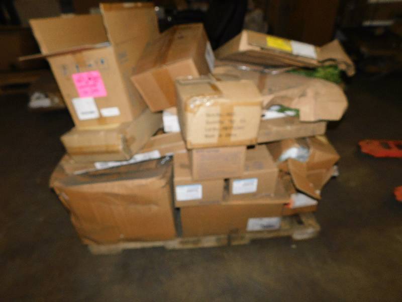 lot 2570 image: Very Large Lot of Misc Items