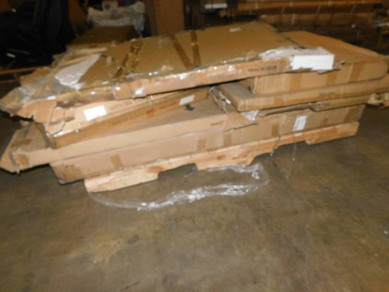 lot 2575 image: Very Large Lot of Misc Items