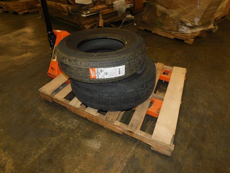 lot 2577 image: Lot of 2 Tires