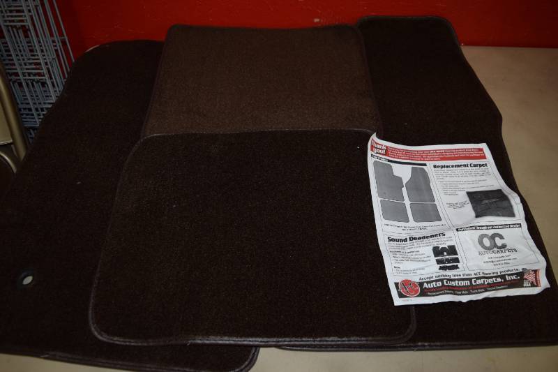 lot 130 image: Set of 4 Floor Mats for 1999-2007 Ford F250 Super Duty Crew Cab