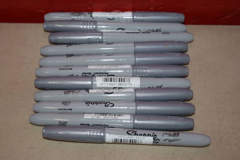lot 138 image: 11 Sharpie Markers
