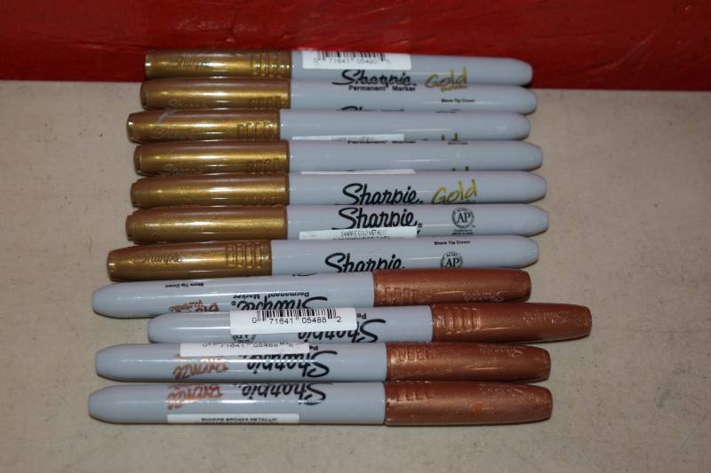 lot 139 image: 11 Sharpie Markers