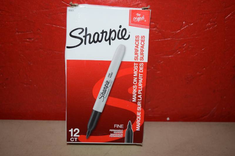 lot 140 image: 12 Sharpie Markers