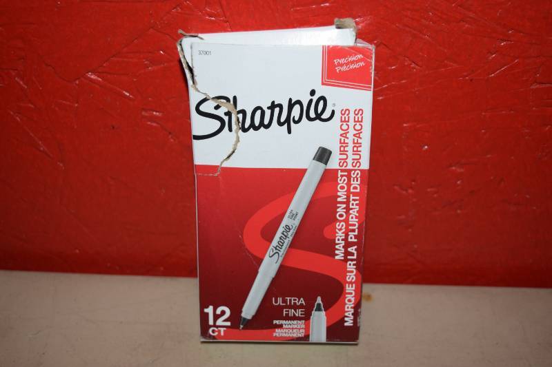 lot 141 image: 12 Sharpie Markers