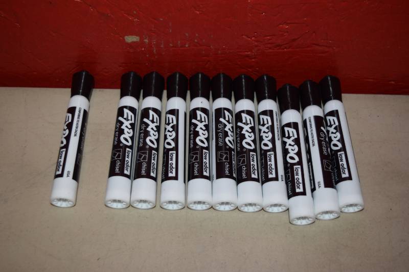 lot 142 image: 11 Expo Low Odor Dry Erase Markers