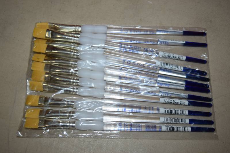 lot 144 image: 12 Royal Soft Grip Paint Brushes