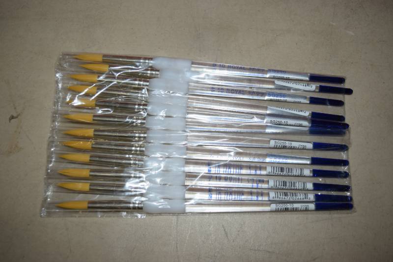 lot 145 image: 12 Royal Soft Grip Paint Brushes