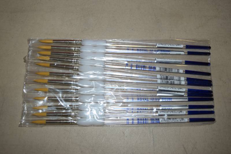 lot 146 image: 12 Royal Soft Grip Paint Brushes