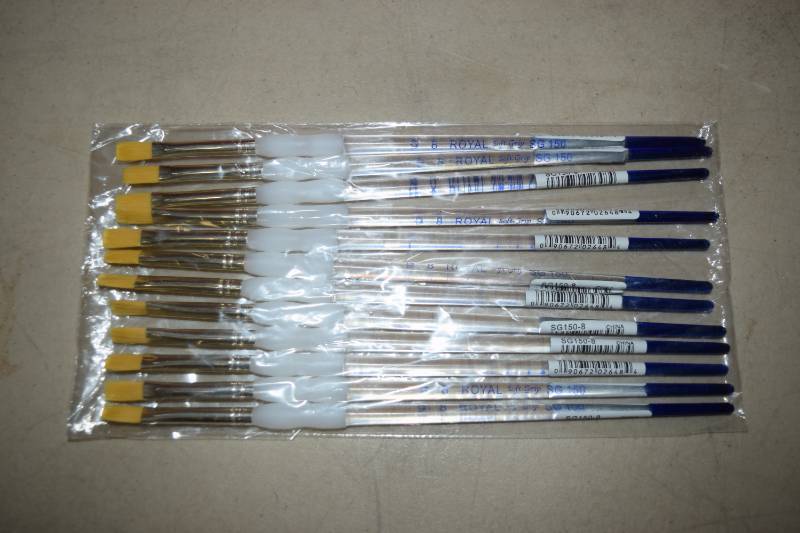 lot 147 image: 12 Royal Soft Grip Paint Brushes