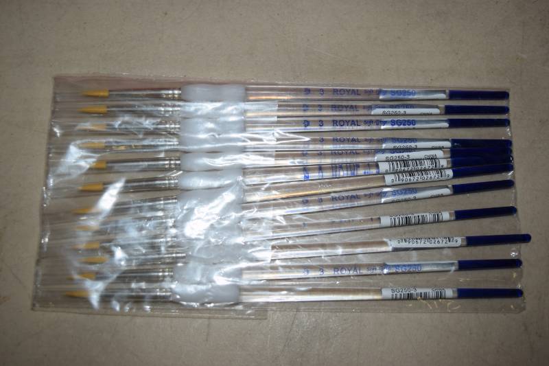 lot 148 image: 12 Royal Soft Grip Paint Brushes