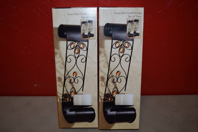 lot 71 image: 2 Sets of 2 Lotus Gem Scroll Scones