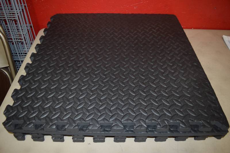 lot 163 image: 4 Pieces Foam Interlocking Flooring