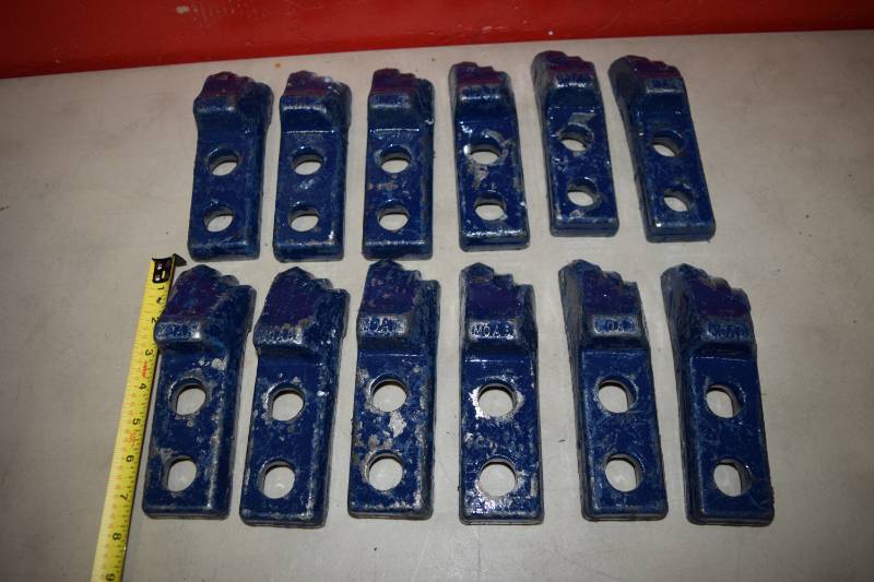 lot 190 image: 12 Bolt On Bucket Teeth
