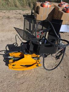 lot 10453 image: GIYI Mini Skid Steer Mini Rotating Grapple Attachment - Model GY-MRG63