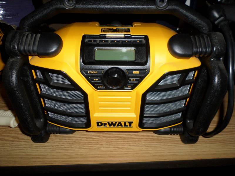 lot 2940 image: DEWALT DCR015 12V20V MAX Worksite Charger Radio (MISSING BATTERY, AS IS)