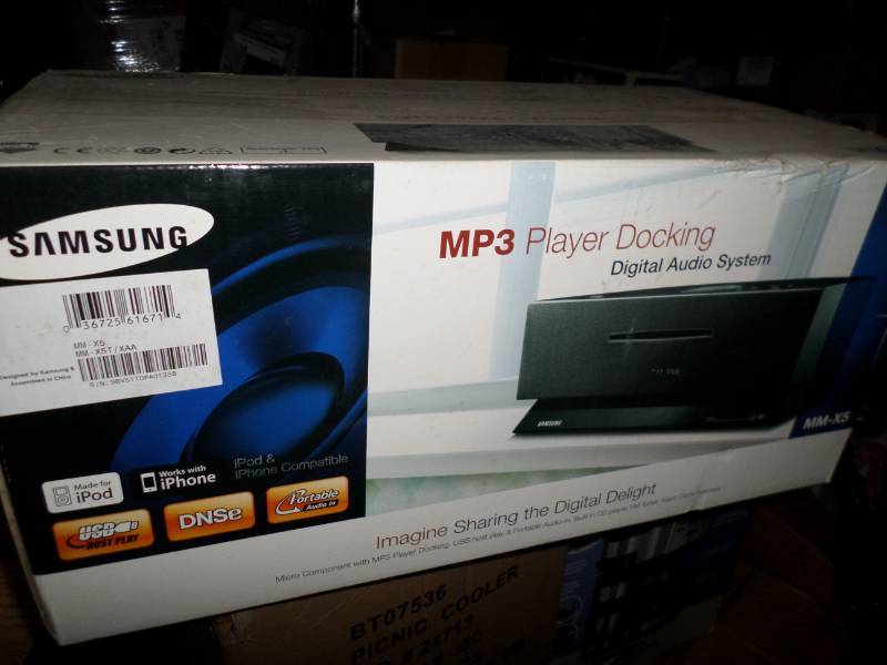 lot 2919 image: Samsung MM-X5 iPod docking station
