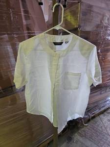 lot 566 image: Ashleigh Morgan White Short Sleeve Blouse Size M