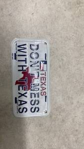 lot 1046 image: Vintage 1983 Dont Mess with Texas License Plate