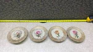 lot 1047 image: Vintage Rose Pattern Decorative Plates with Music Boxes(Set of 4)