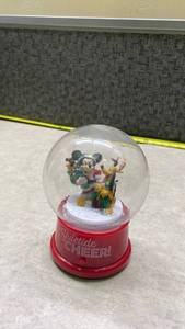 lot 1075 image: Disney Yuletide Cheer Snow Globe(works)