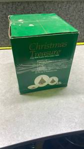 lot 1080 image: Vintage Christmas Treasure 20-Piece Porcelain Dinnerware Set
