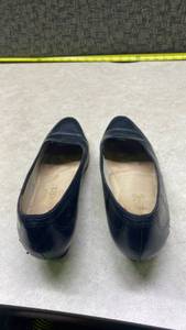 lot 1085 image: Classic Black Leather Ballet Flats 9 12(might be bigger)