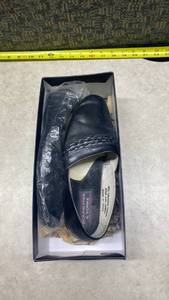 lot 1088 image: Rondifee & Core Black Leather Dress Shoes Size 7.5M