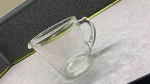 lot 1093 image: Vintage Glass Pyrex Measuring Cup