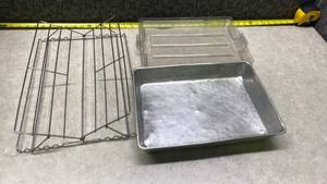 lot 1096 image: Metal Wire Drying Rack,Metal Tray with 2 clear lids