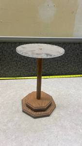 lot 1105 image: Vintage Wood and Acrylic Necklace Display Stand(spins)