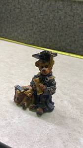 lot 1110 image: Boyds Bear Figurine in Graduate Artier