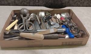 lot 20 image: Vintage Kitchen Utensil Collection