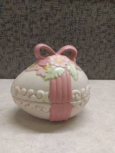 lot 32 image: Vintage Ceramic Easter Egg Trinket Box