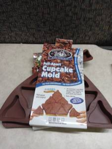 lot 40 image: Hersheys Kisses 100th Anniversary Pull-Apart Cupcake Mold - Lot of 2