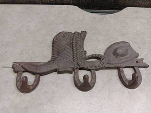 lot 92 image: Vintage Cast Iron Western Boot and Horseshoe Wall Hook