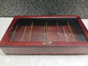 lot 108 image: Vintage Mahogany Display Case with Glass Top
