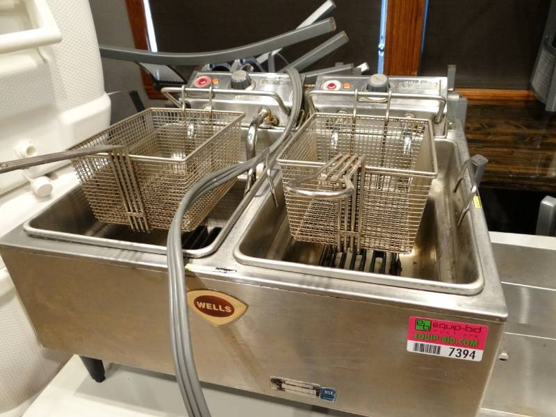 lot 7394 image: Wells Electric Fryer with 2 FryersBaskets