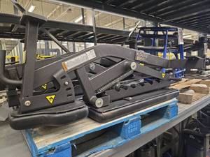 lot 6214 image: Hammer Strength Commercial Weight Bench with Adjustable Components