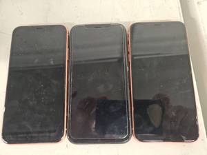 lot 8913 image: (3) iPhone XR