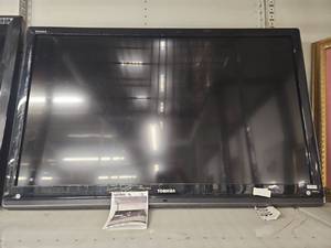lot 8924 image: Toshiba 52RV530U 52-inch LCD TV