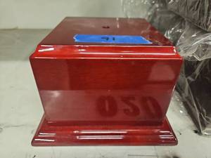 lot 8946 image: Red Piano Flag Centerpiece