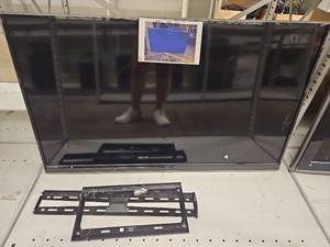 lot 8963 image: TCL 50FS5600 50-inch LED TV with Wall Mount