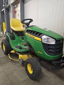 lot 18313 image: John Deere D130 Riding Lawn Tractor - NEEDS WORK