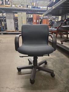 lot 18385 image: (2) Black Office Task Chair with Arms