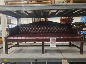 lot 18409 image: Traditional Tufted Leather Bench Seat