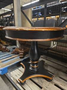 lot 20278 image: Traditional Round Pedestal Side Table