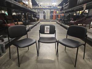 lot 18450 image: Hon Stackable Office Guest Chair