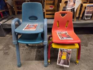 lot 20350 image: (4) Plastic Kids Chairs